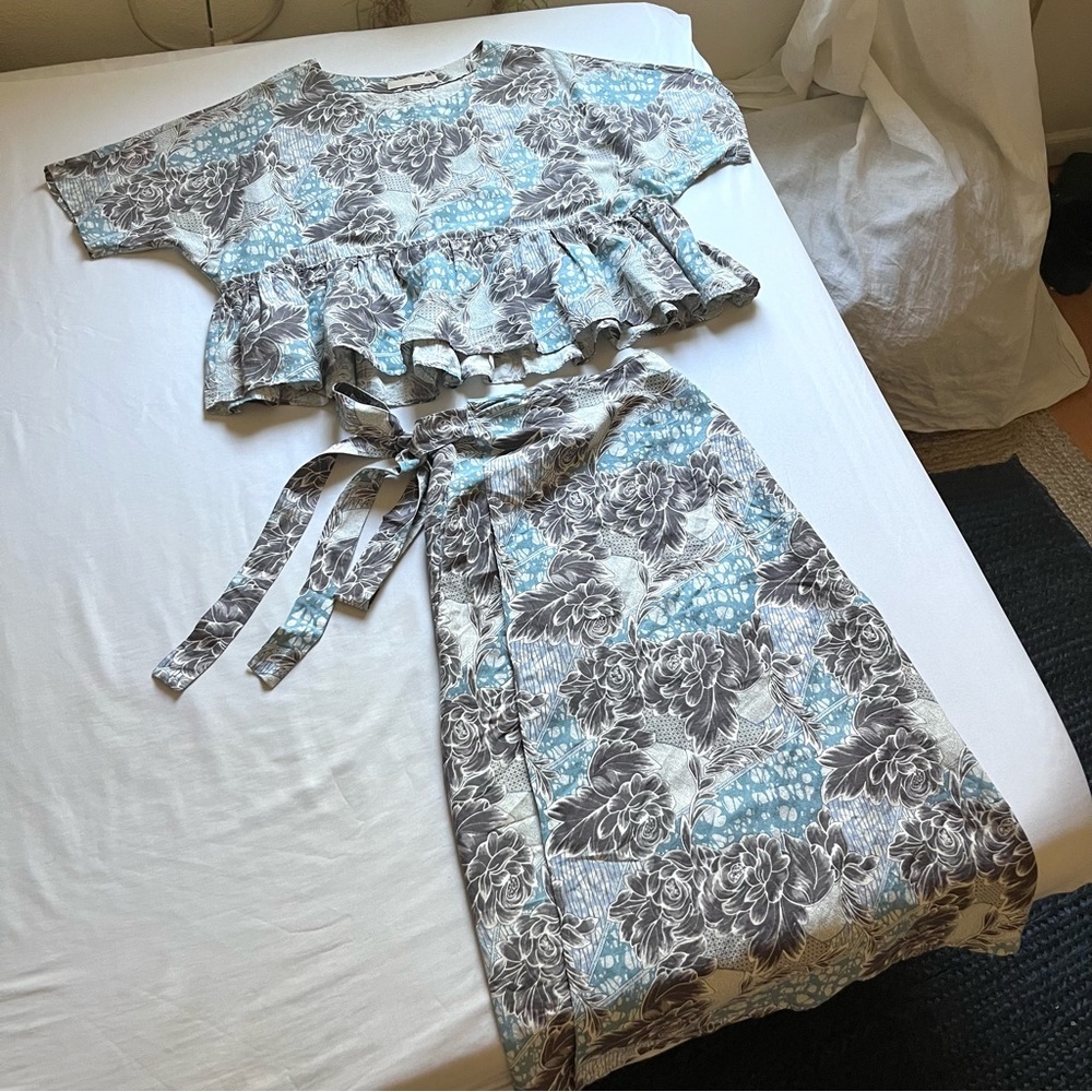 CREATURES OF COMFORT blue cream grey floral linen silk blend blouse skirt set